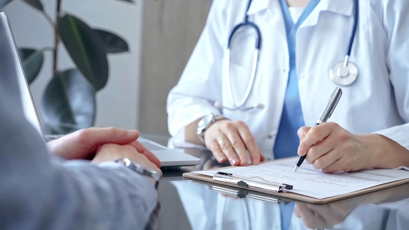 Врач консультирует пациента перед кодированием уколом